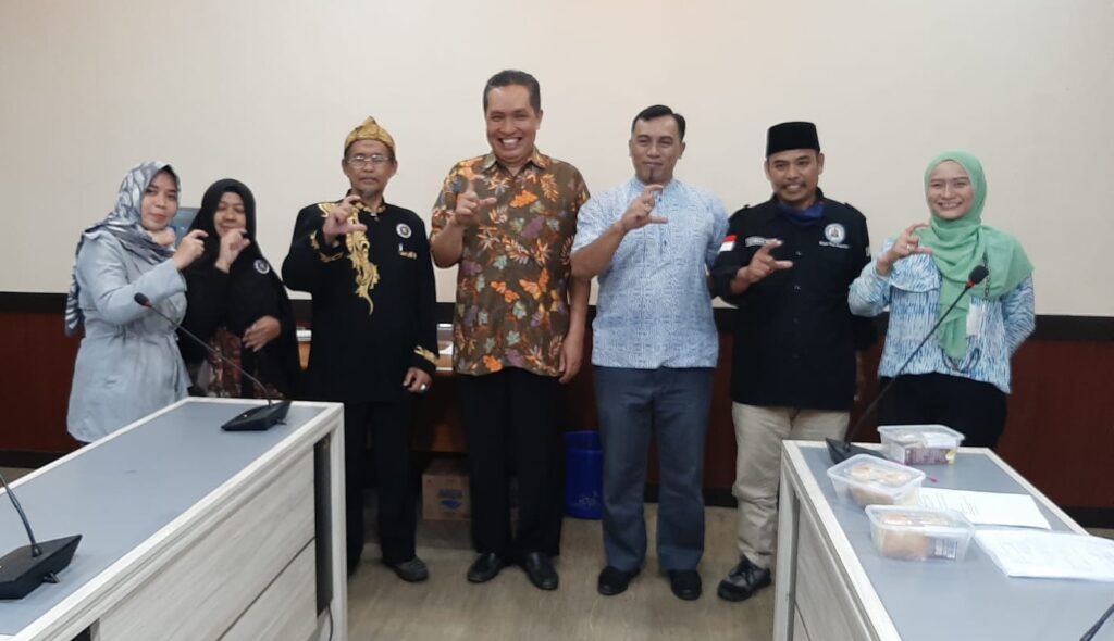 Foto bersama Ketua Komisi 4 DPRD Kota Cimahi Ayis Lavilianto dengan Pengurus Dewan Kebudayaan Kota Cimahi, Kamis (08/09/2022). Foto: Istimewa.