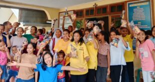 Foto bersama anak-anak Panti Asuhan Alma dalam kegiatan baksos yang digelar Keluarga Bengkel Kayu Noari, Kab. Nagekeo, NTT, Minggu (16/10/2022). (Foto: Ni Made Florentina)