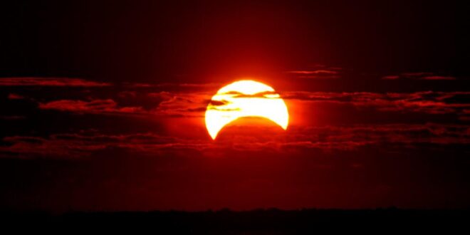 Ilustrasi gerhana matahari sebagian. (Foto: Franklin Institute)