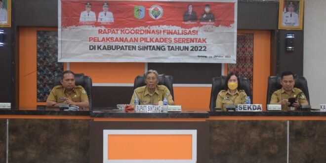 Bupati Sintang Jarot Winarno, memberikan pengarahan pada Rapat Koordinasi Finalisasi Pilkades Serentak Tahun 2022 di Balai Praja Kantor Bupati Sintang, Kalbar, Senin (10/10/2022). (Foto: Humas)
