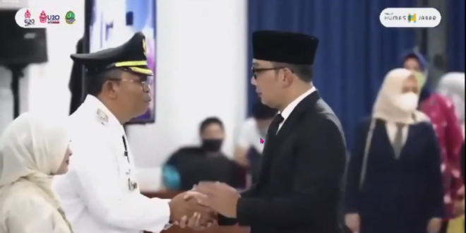 Gubernur Jabar Ridwan Kamil menyalami Pj Wali Kota Cimahi Dikdik S. Nugrahawan usai pelantikannya di Aula Barat Gedung Sate Kota Bandung, Jabar, Sabtu (22/10/2022). (Foto: Humas)