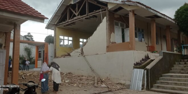 Gedung sekolah hancur akibat gempa Cianjur