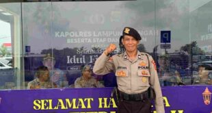 Kapolda Lampung memberikan penghargaan kepada anggota Polres Lampung Tengah Aiptu Supriyanto
